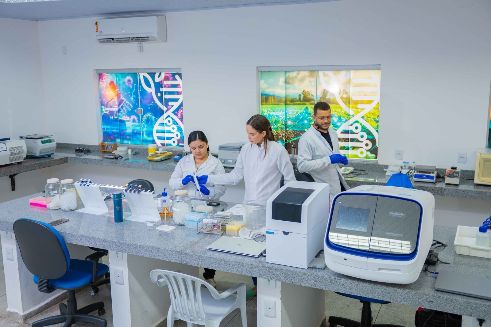 Pesquisadores colaborando no laboratório AraguaiaBiotech