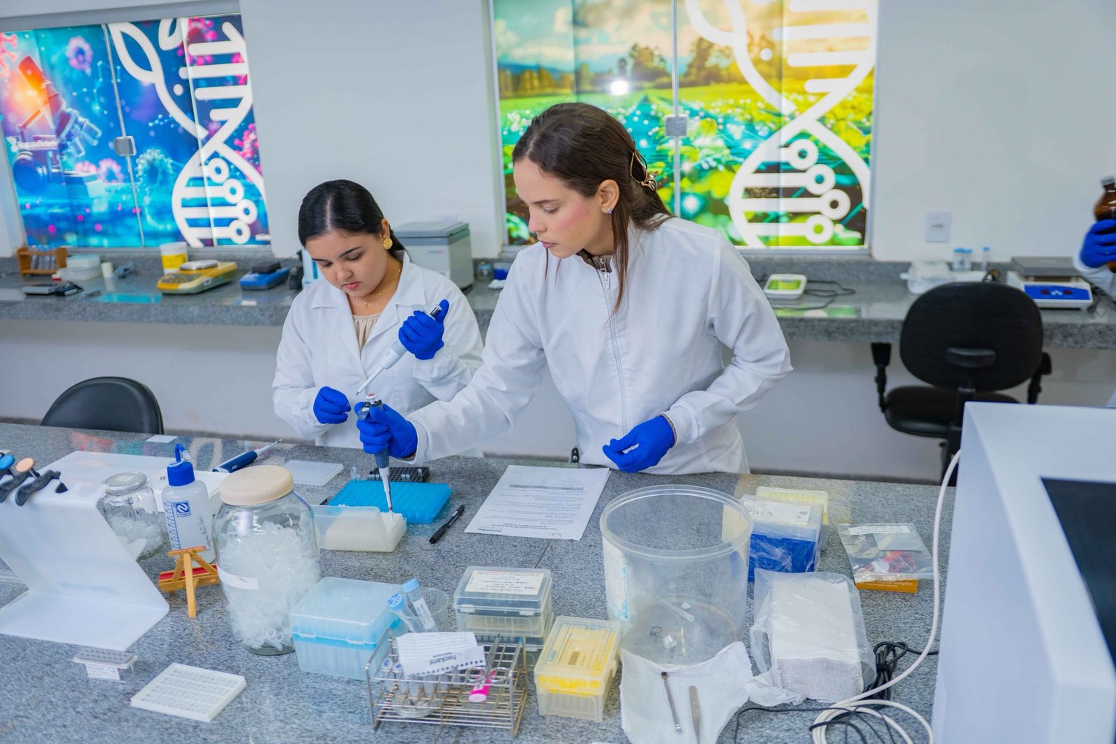 Pesquisadoras pipetando no laboratório AraguaiaBiotech