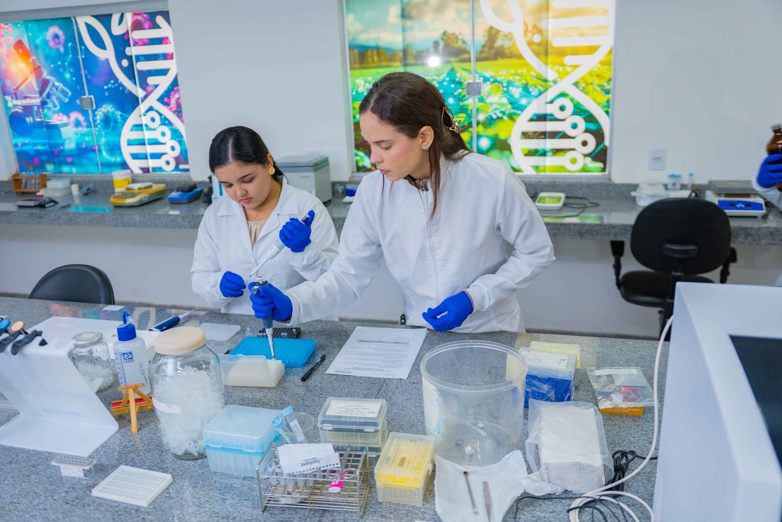 Pesquisadores trabalhando no laboratório ABLIB