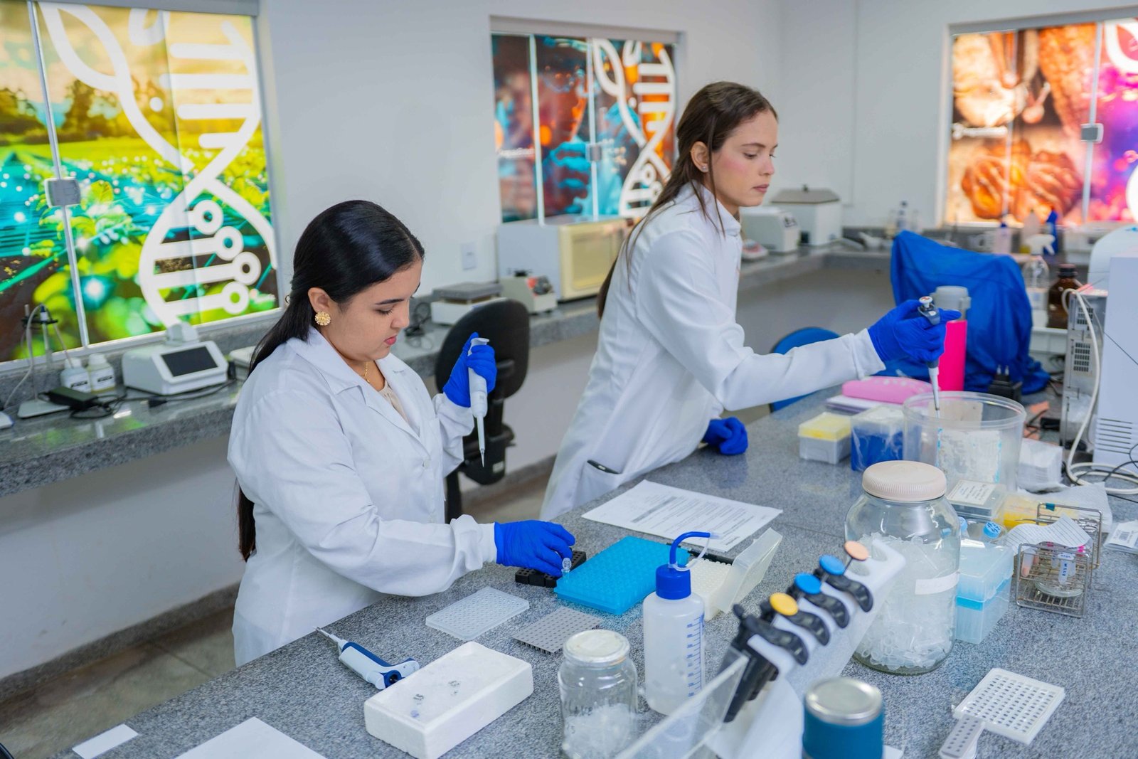 Pesquisador realizando análise genômica no laboratório