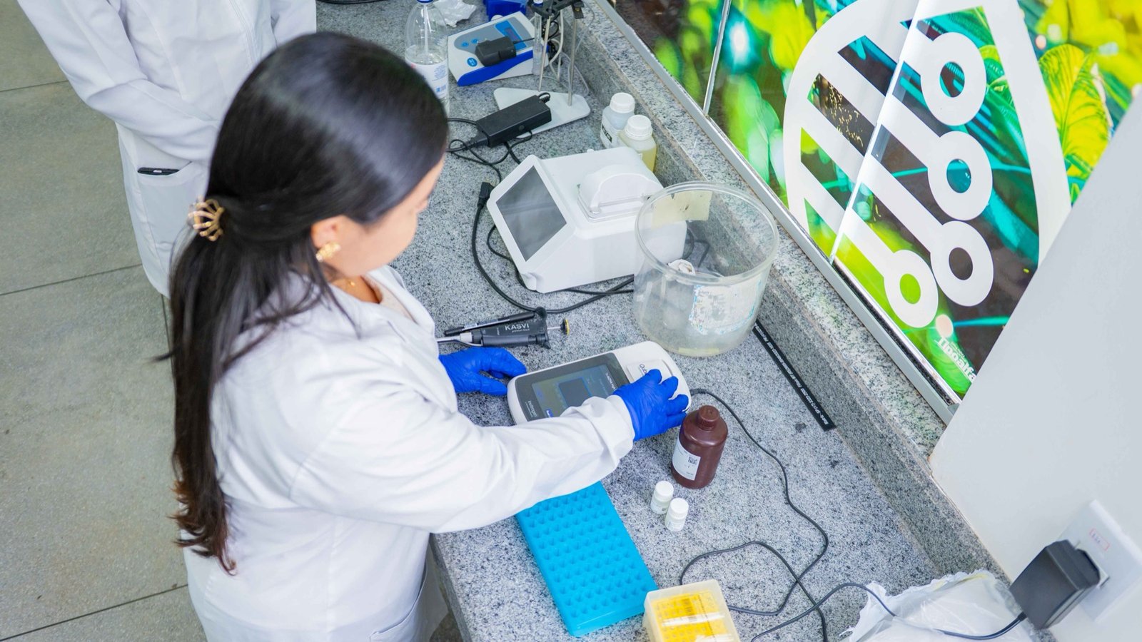 Bancada de trabalho no laboratório AraguaiaBiotech